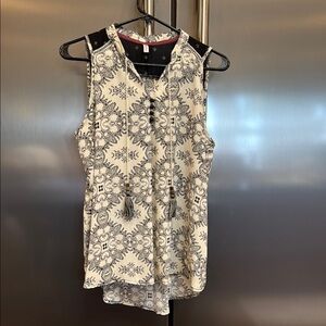 Xhilaration White and Cream Sleeveless Graphic Blouse